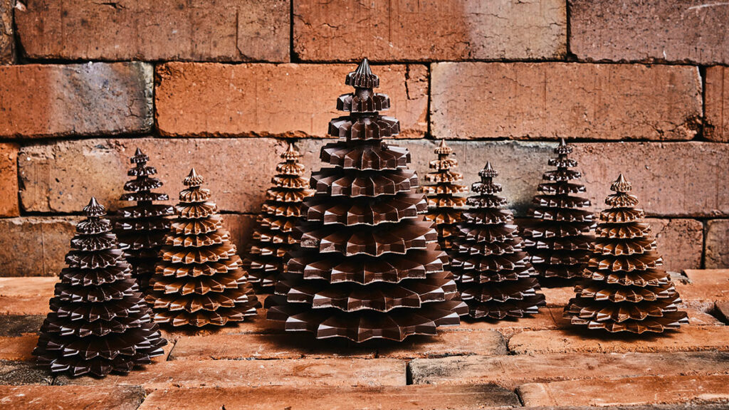 Forêt de sapins de Noël au chocolat au lait et noir du chef chocolatier Julien Dechenaud