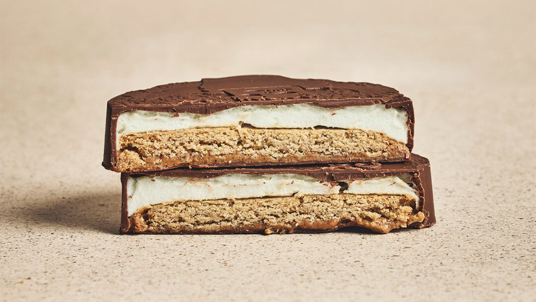 Palet croquant avec un pétillant mélange de guimauve combawa, un biscuit sablé au sarrasin et son praliné noisette.