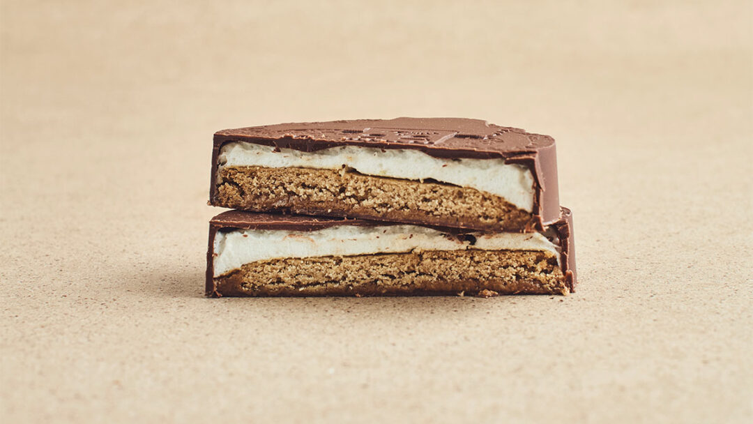 Palet croquant avec un pétillant mélange de guimauve combawa, un biscuit sablé au sarrasin et son praliné noisette.