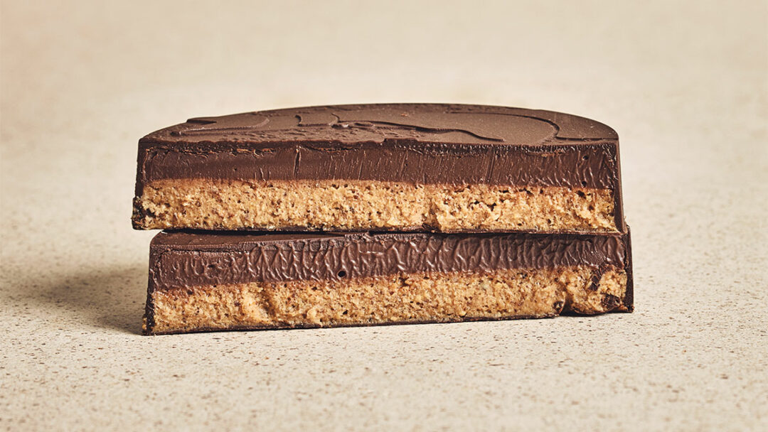 Squelette chocolat noir avec son mélange de guimauve chocolat, biscuit sablé breton et son praliné cacahuète