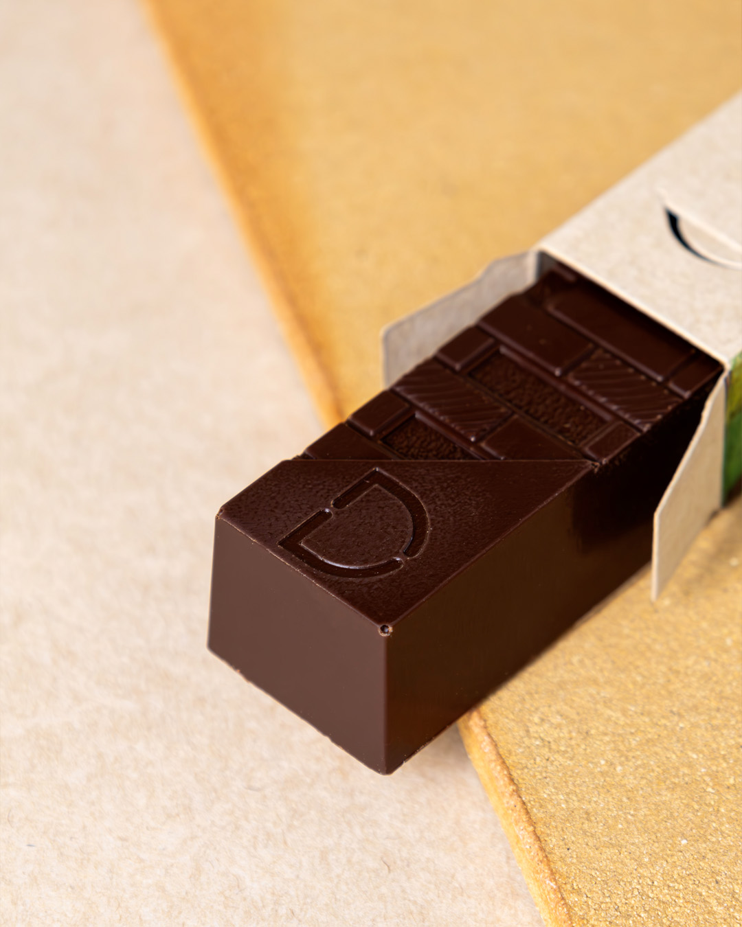 Barre au chocolat et son packaging par le chef Julien Dechenaud artisan chocolatier torréfacteur à Paris et Vincennes